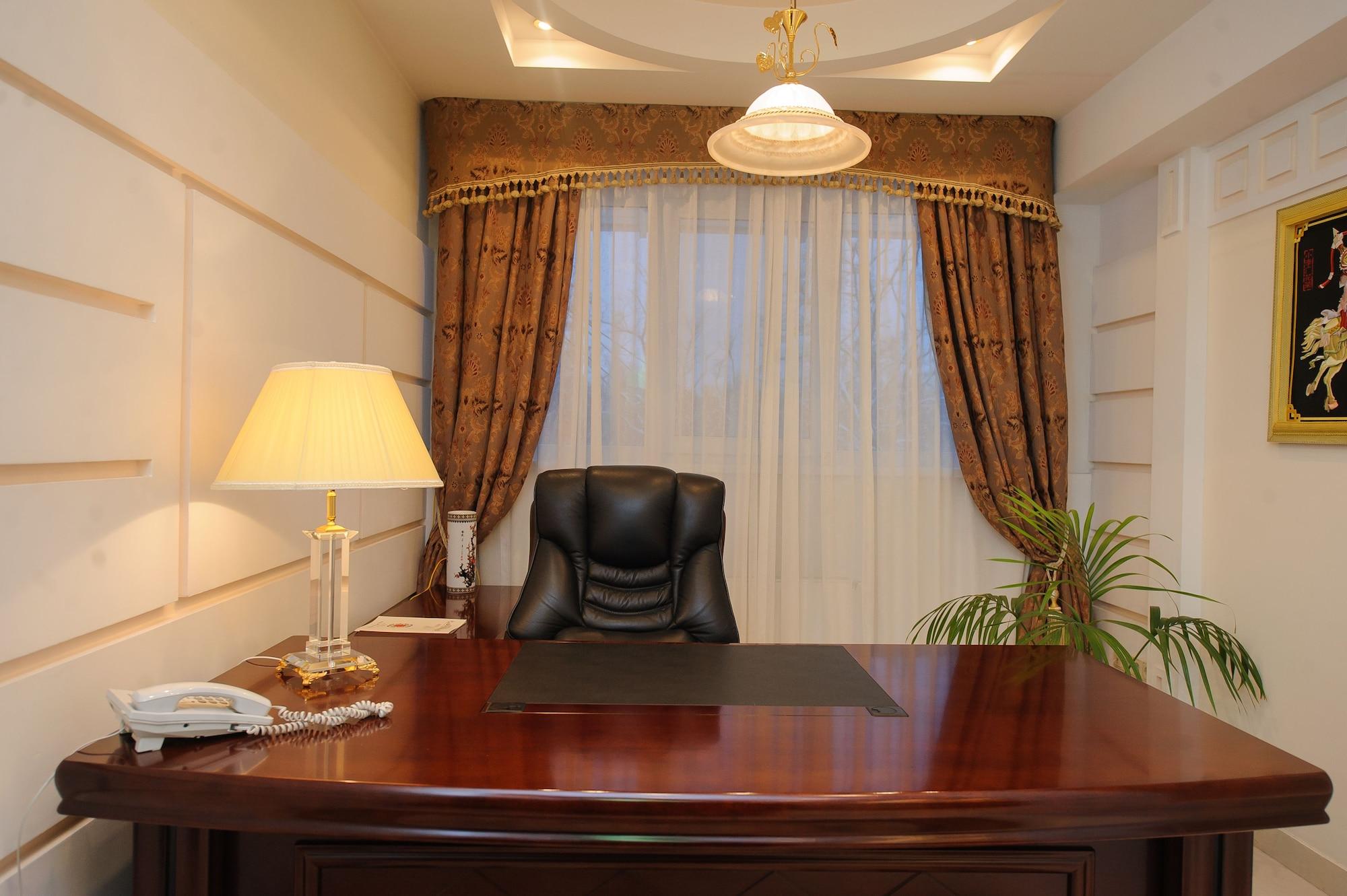 Hotel Royal Park Chisinau Bagian luar foto