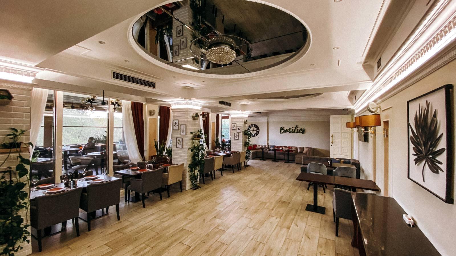 Hotel Royal Park Chisinau Bagian luar foto