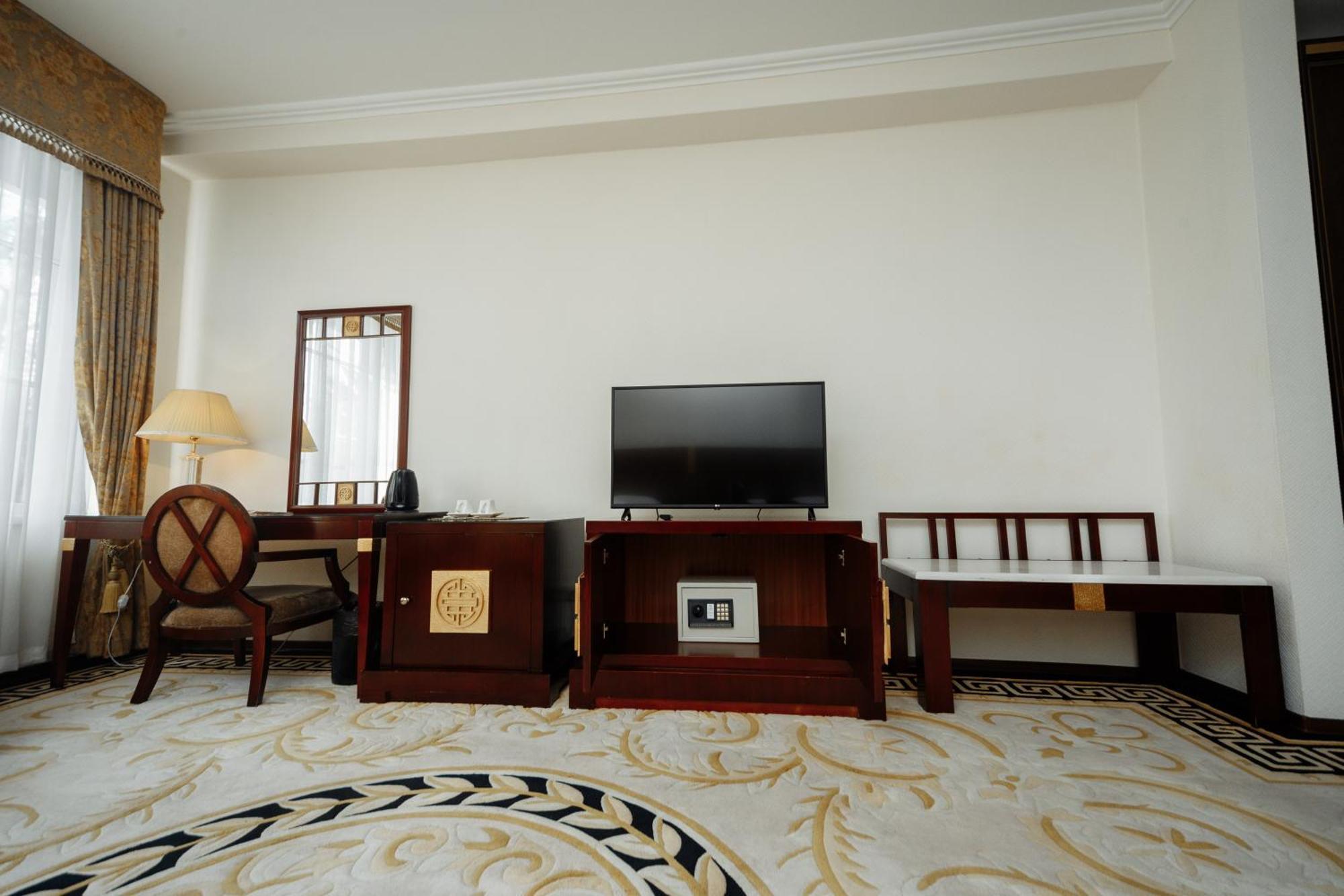 Hotel Royal Park Chisinau Bagian luar foto