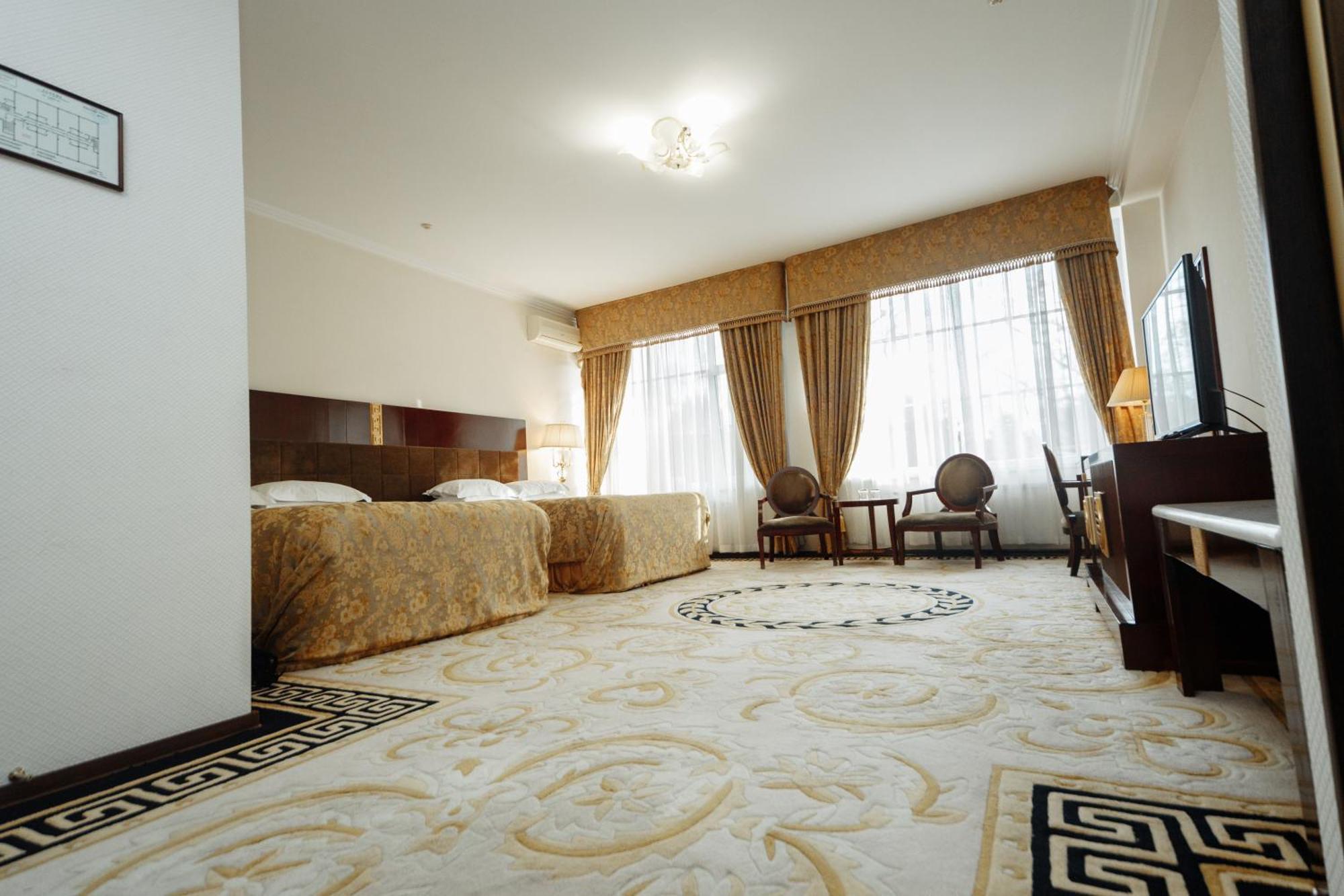Hotel Royal Park Chisinau Bagian luar foto