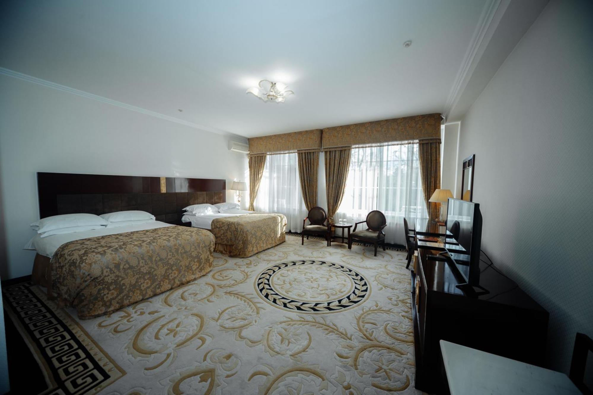 Hotel Royal Park Chisinau Bagian luar foto