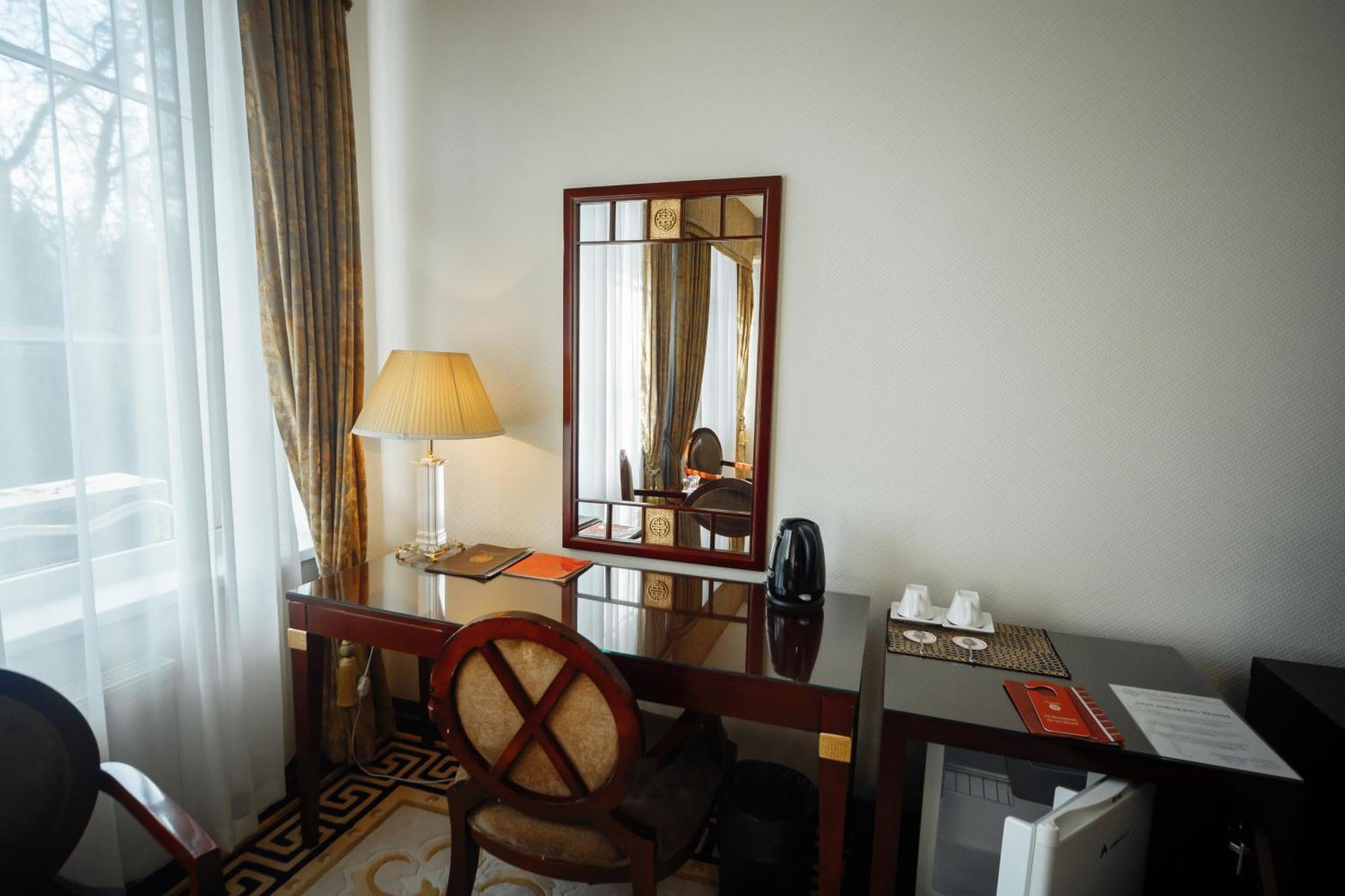 Hotel Royal Park Chisinau Bagian luar foto