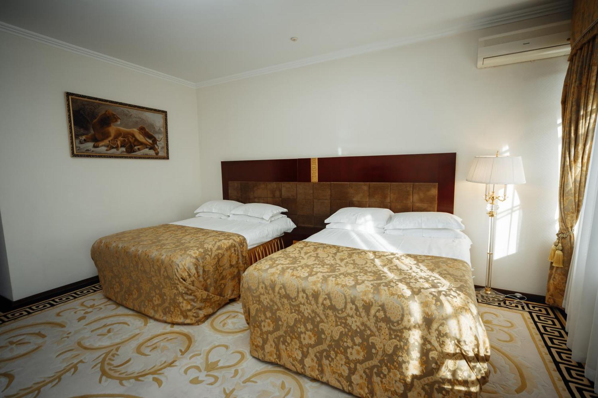 Hotel Royal Park Chisinau Bagian luar foto