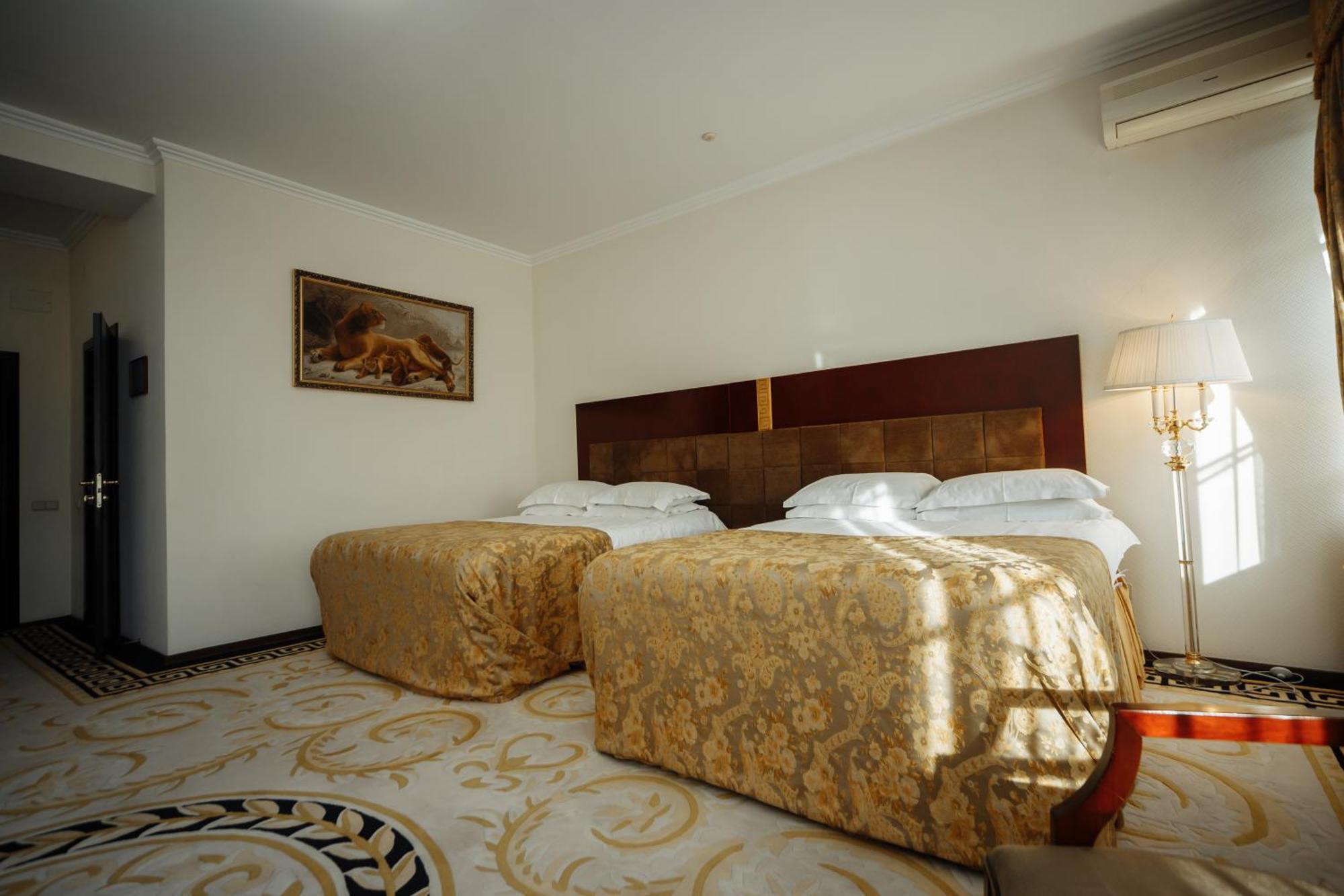 Hotel Royal Park Chisinau Bagian luar foto