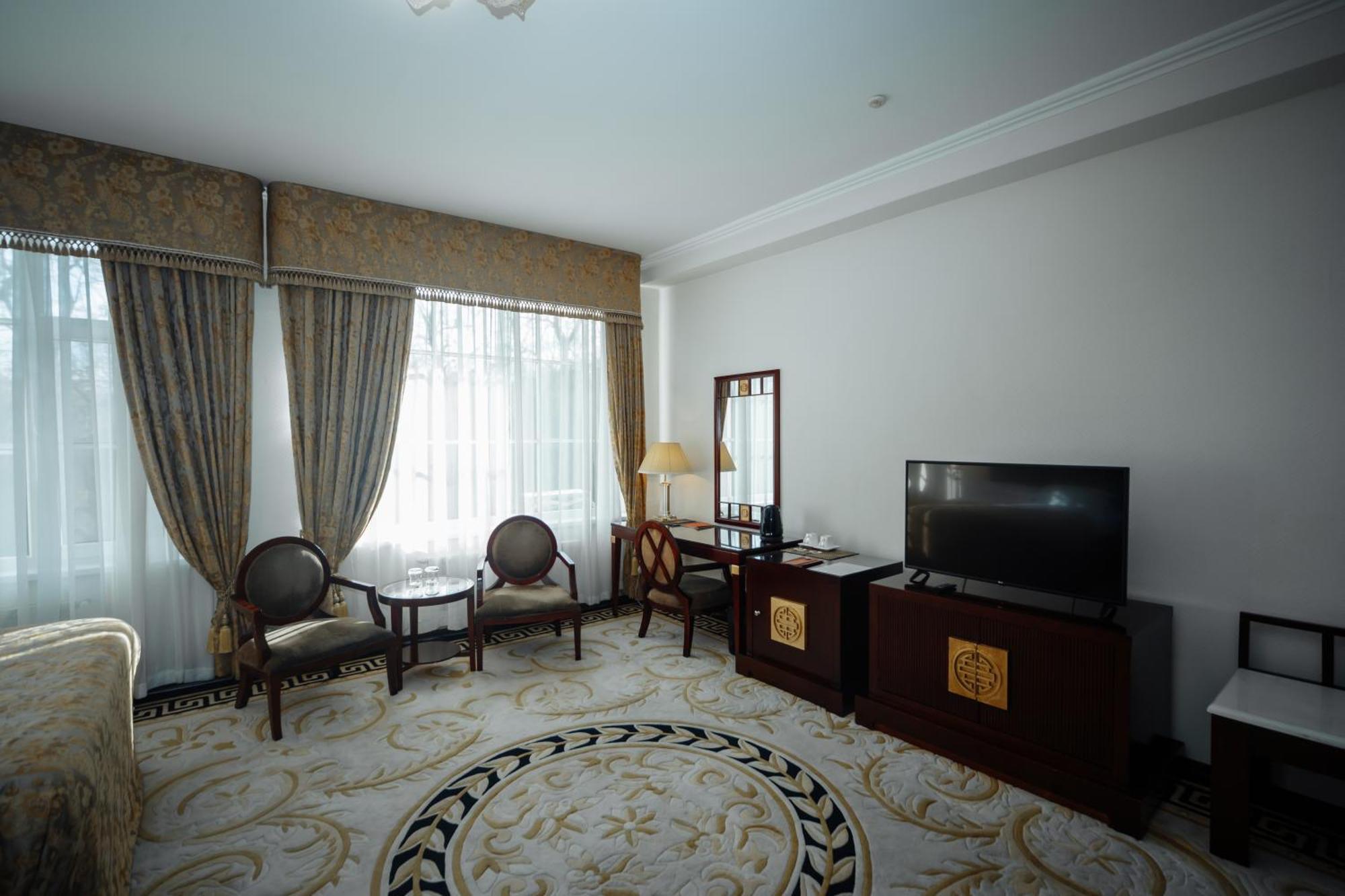 Hotel Royal Park Chisinau Bagian luar foto