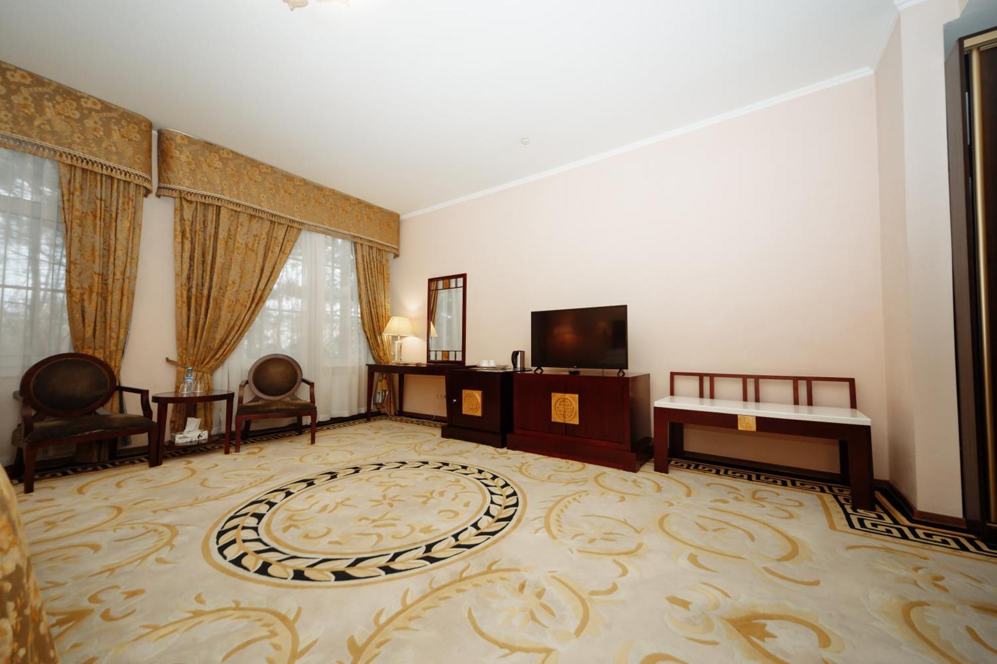 Hotel Royal Park Chisinau Bagian luar foto