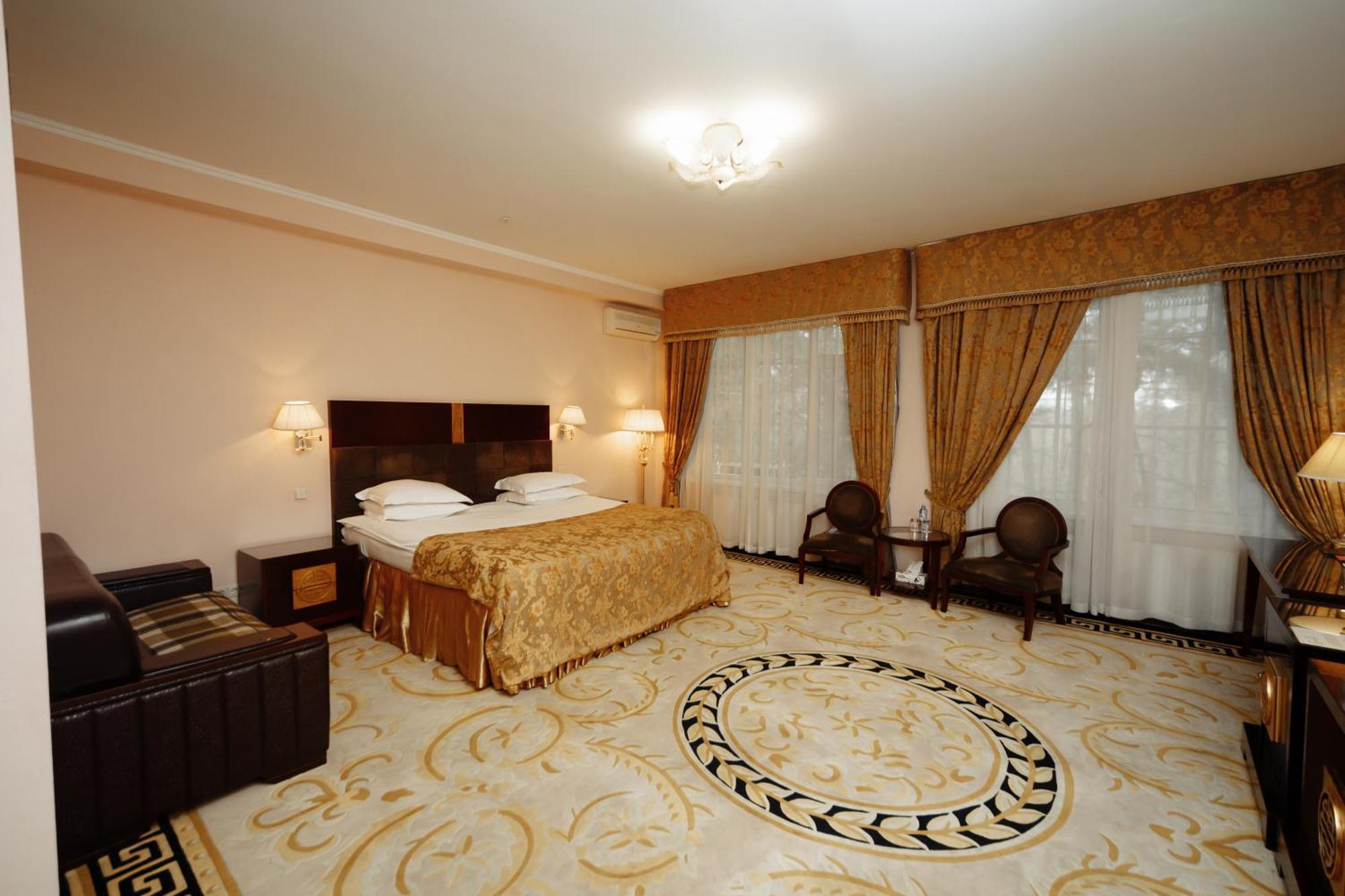 Hotel Royal Park Chisinau Bagian luar foto