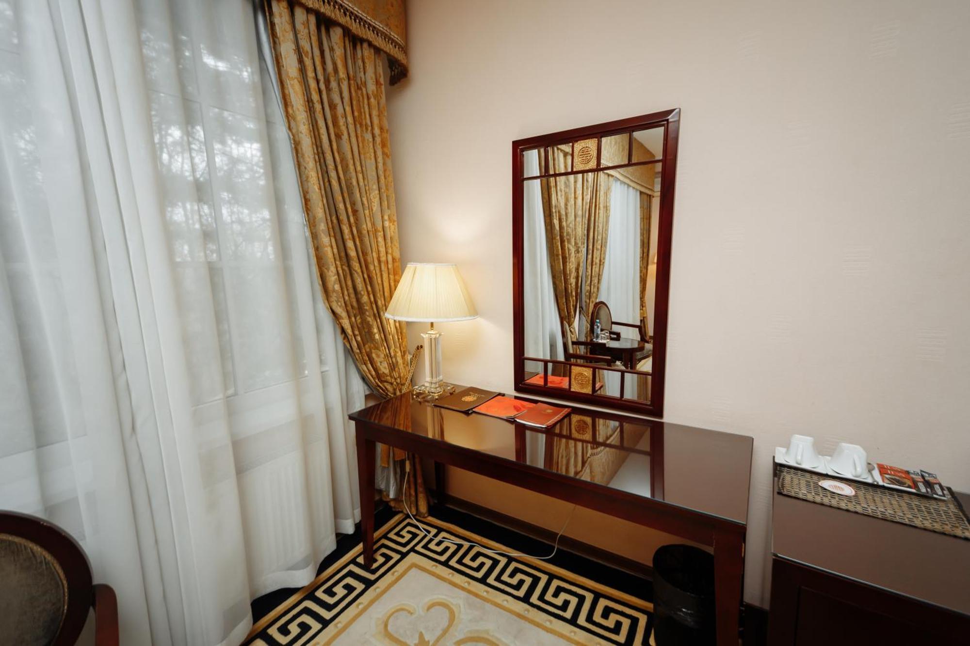Hotel Royal Park Chisinau Bagian luar foto