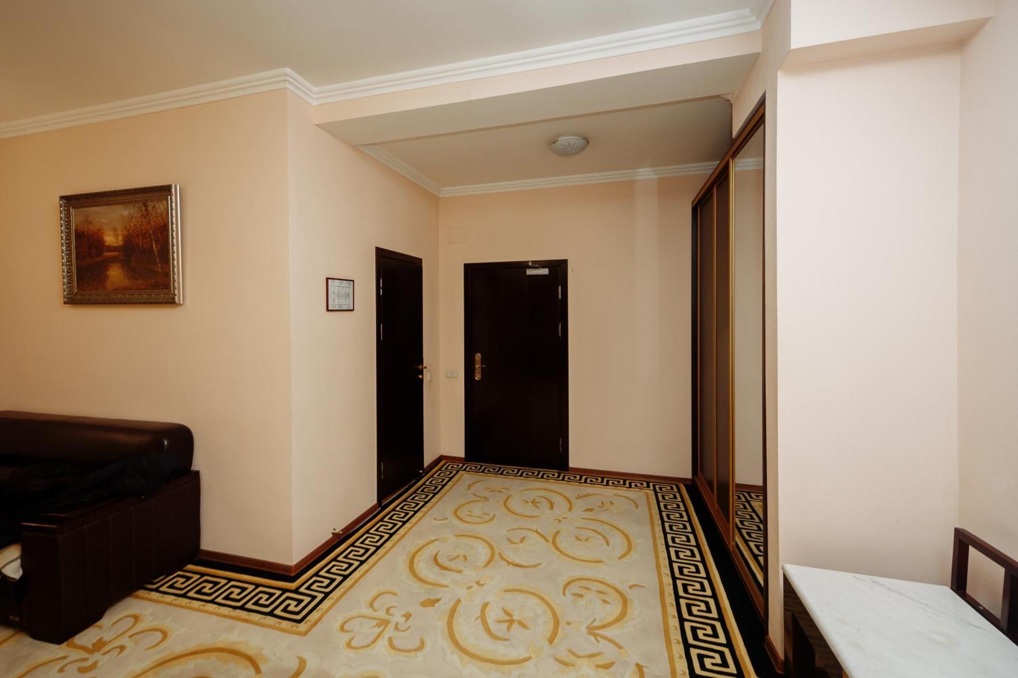 Hotel Royal Park Chisinau Bagian luar foto