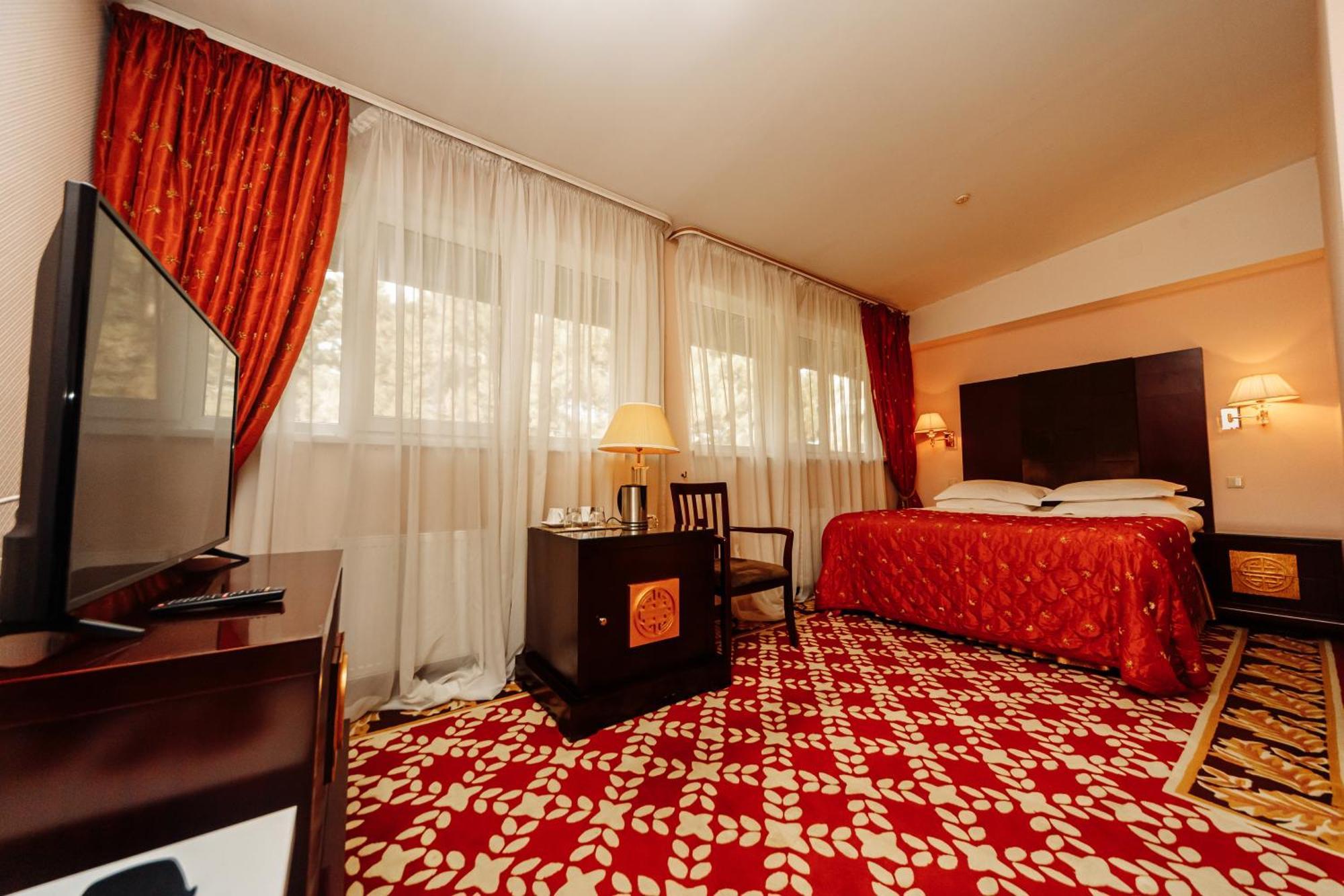 Hotel Royal Park Chisinau Bagian luar foto