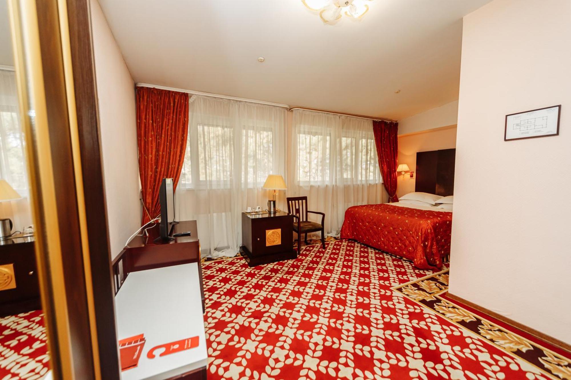 Hotel Royal Park Chisinau Bagian luar foto