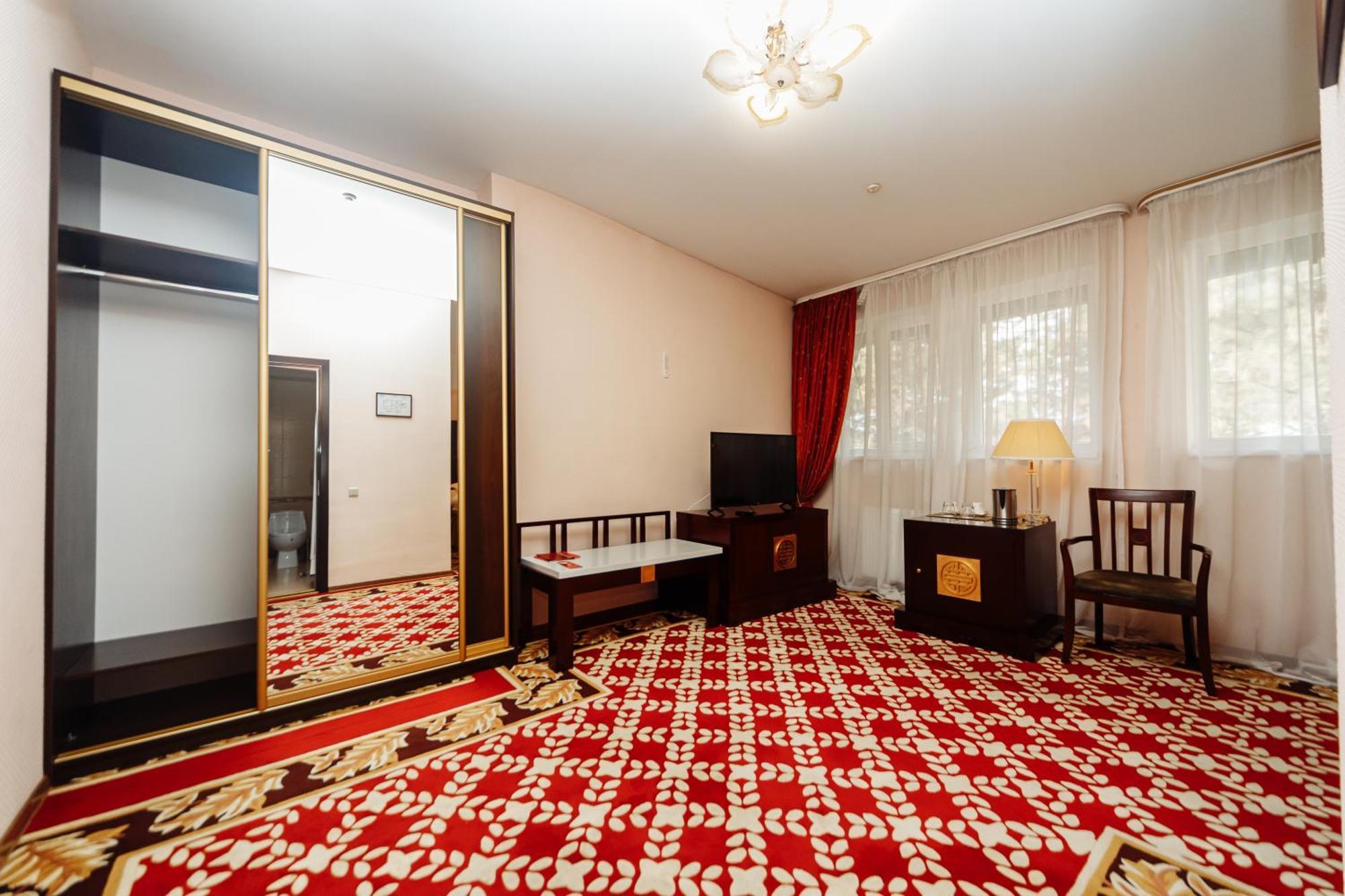 Hotel Royal Park Chisinau Bagian luar foto