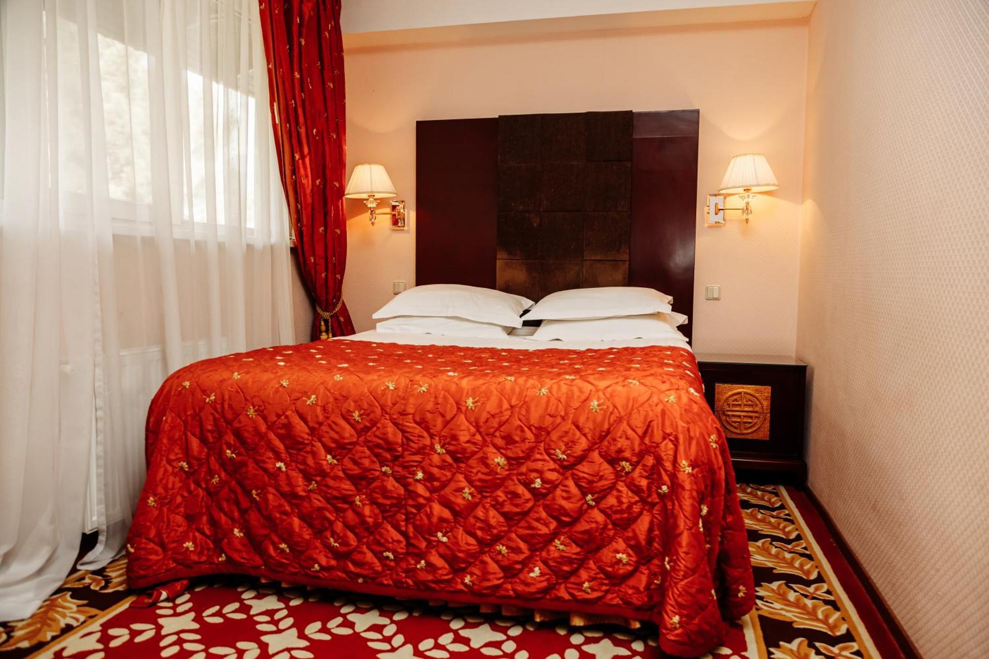 Hotel Royal Park Chisinau Bagian luar foto