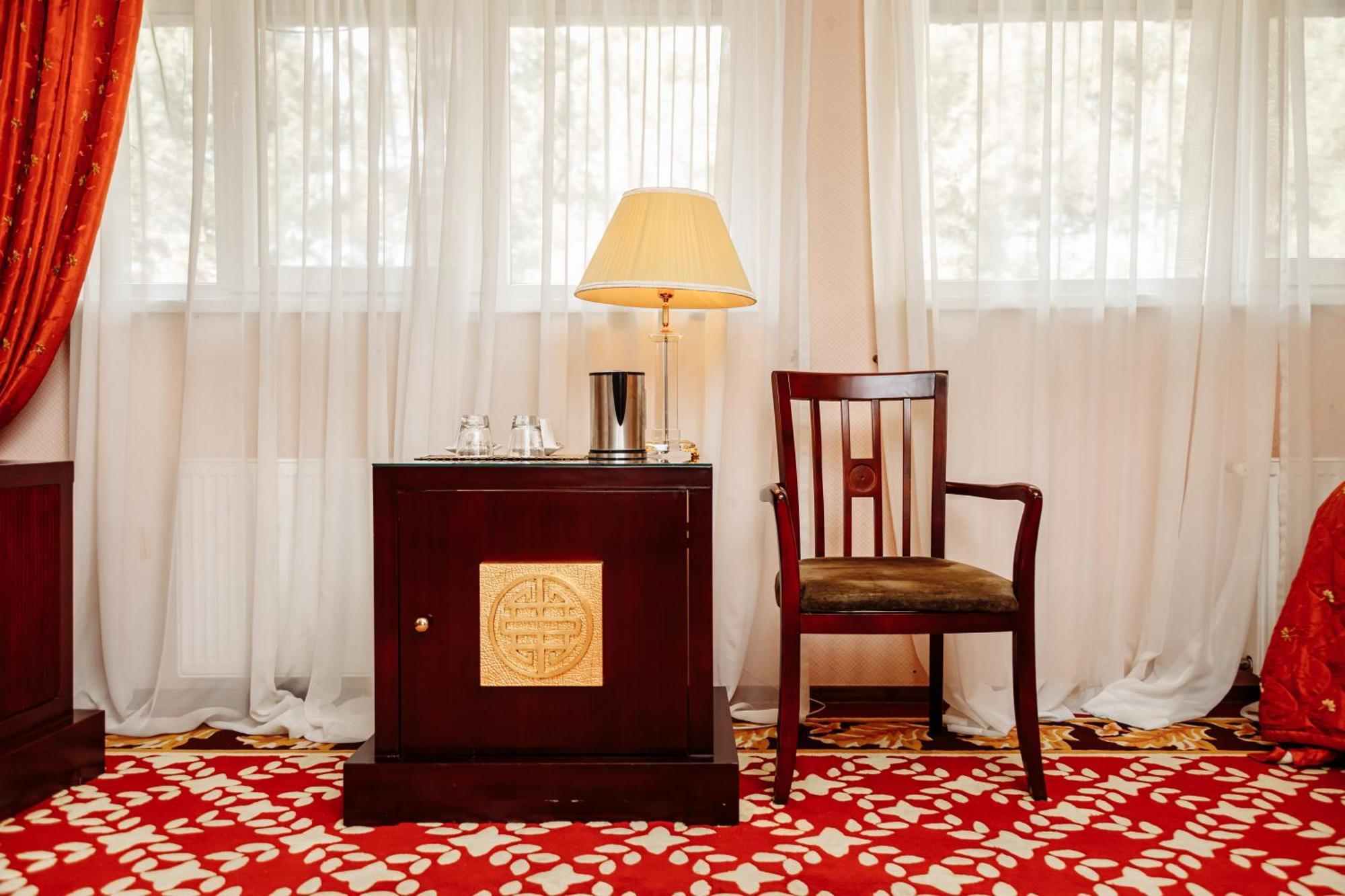 Hotel Royal Park Chisinau Bagian luar foto
