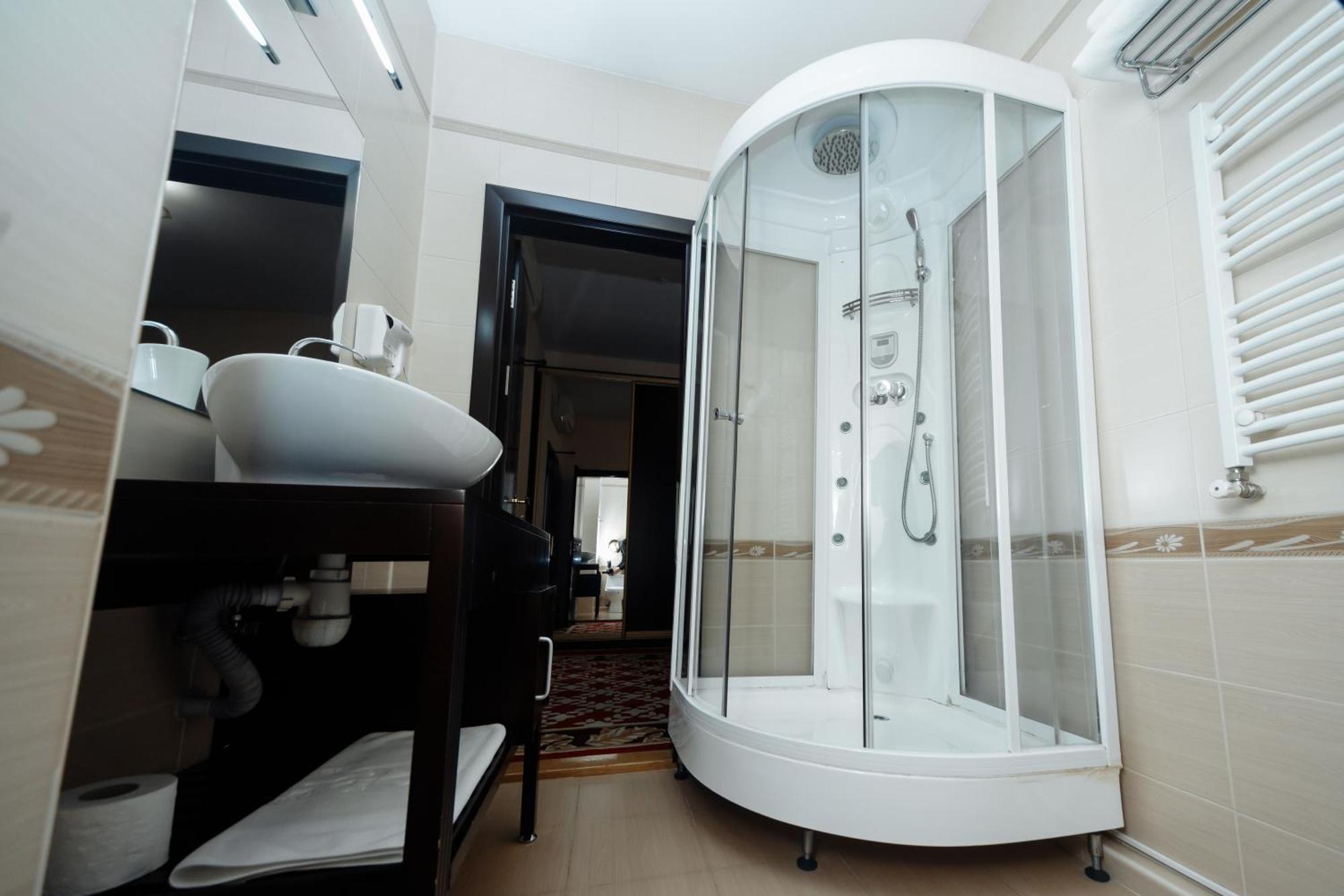 Hotel Royal Park Chisinau Bagian luar foto