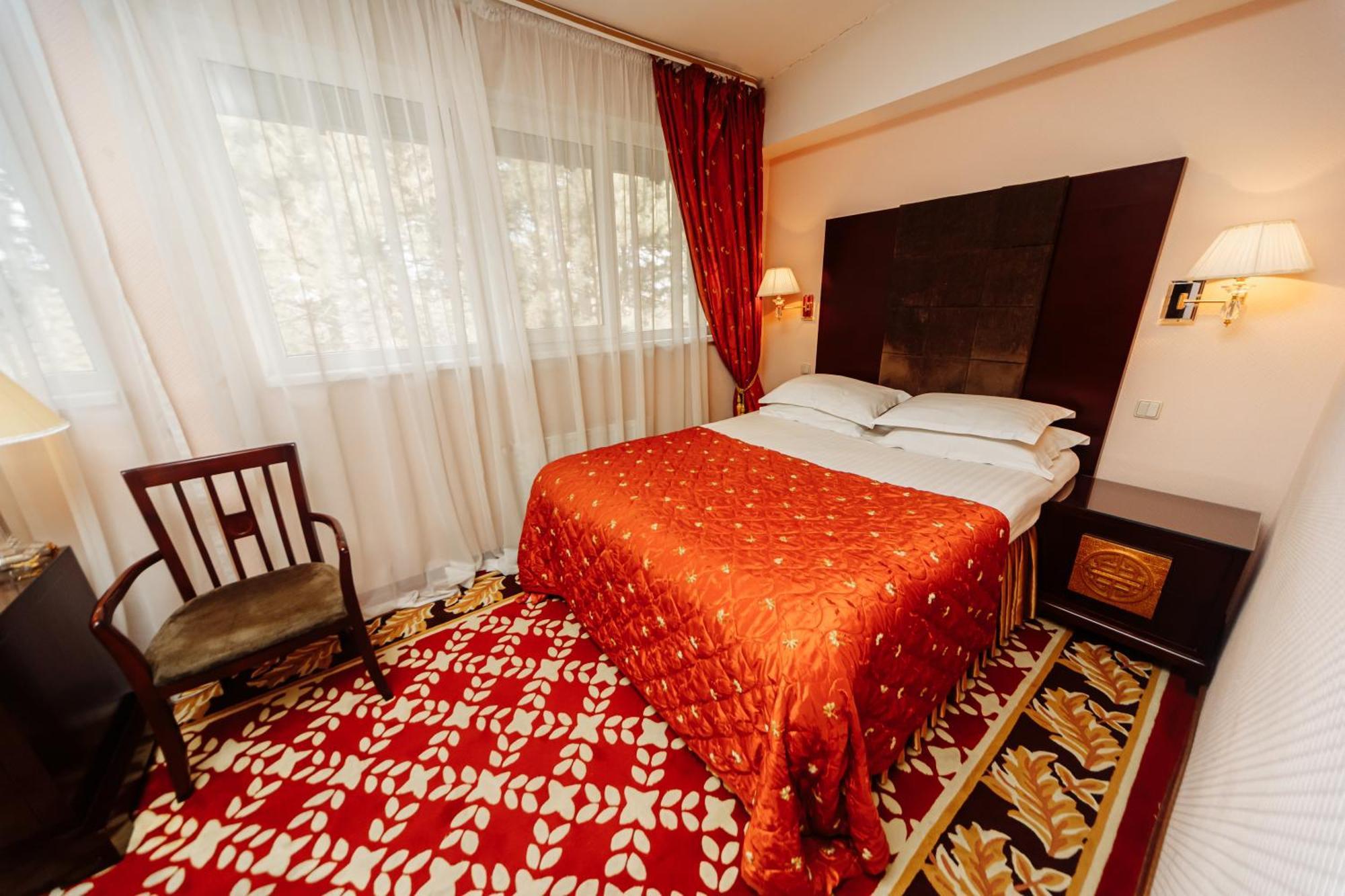 Hotel Royal Park Chisinau Bagian luar foto