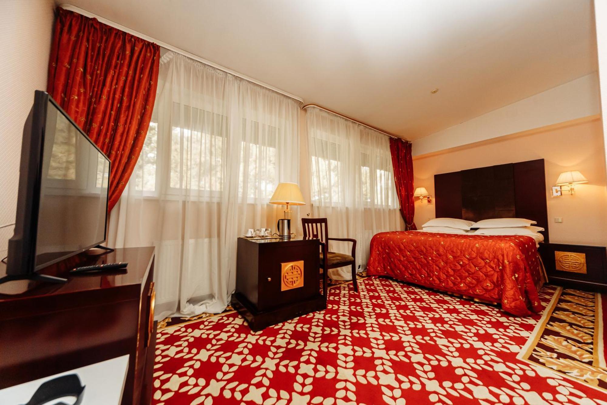 Hotel Royal Park Chisinau Bagian luar foto