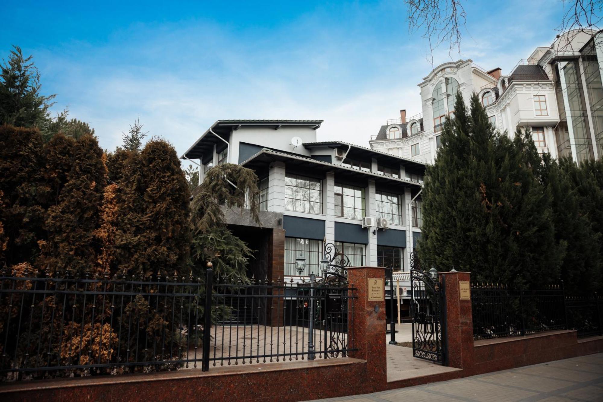 Hotel Royal Park Chisinau Bagian luar foto
